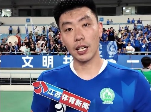 冯伯元：十二码球没踢进很抱歉，这场赛事  有点戏剧性，争取后面打好