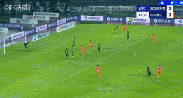 热血  滑跪庆祝！黄政宇凌空弹射破门，收获泰山生涯第二球