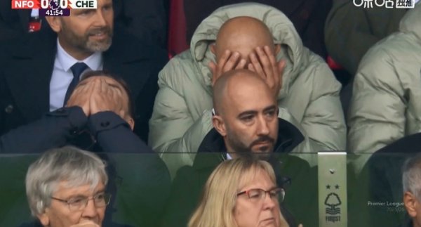 安德烈-桑托斯错失单刀赴会良机，马雷斯卡观赛人群  席上痛苦捂脸