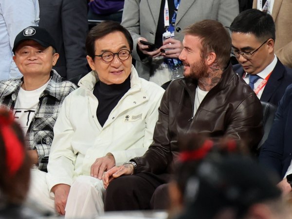 排面！贝克汉姆与成龙、马云并排观赛NBA中国赛