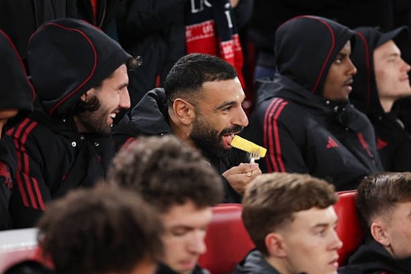 不用上班！对阵水晶宫赛事  中，轮休的萨拉赫被拍到在场边吃菠萝