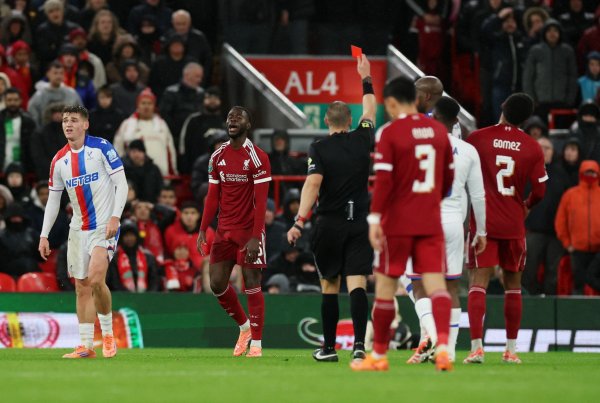 一线队2次后备  出场均染红！18岁中卫纳洛共仅为利物浦出场16分钟