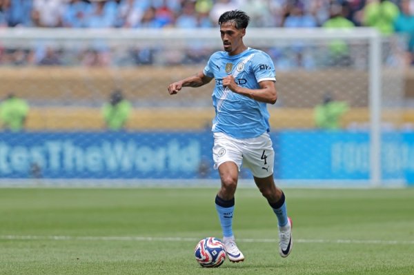 赖因德斯：曼城阵形    里人人都能当杆位，在这射门就是可能坐后备  席